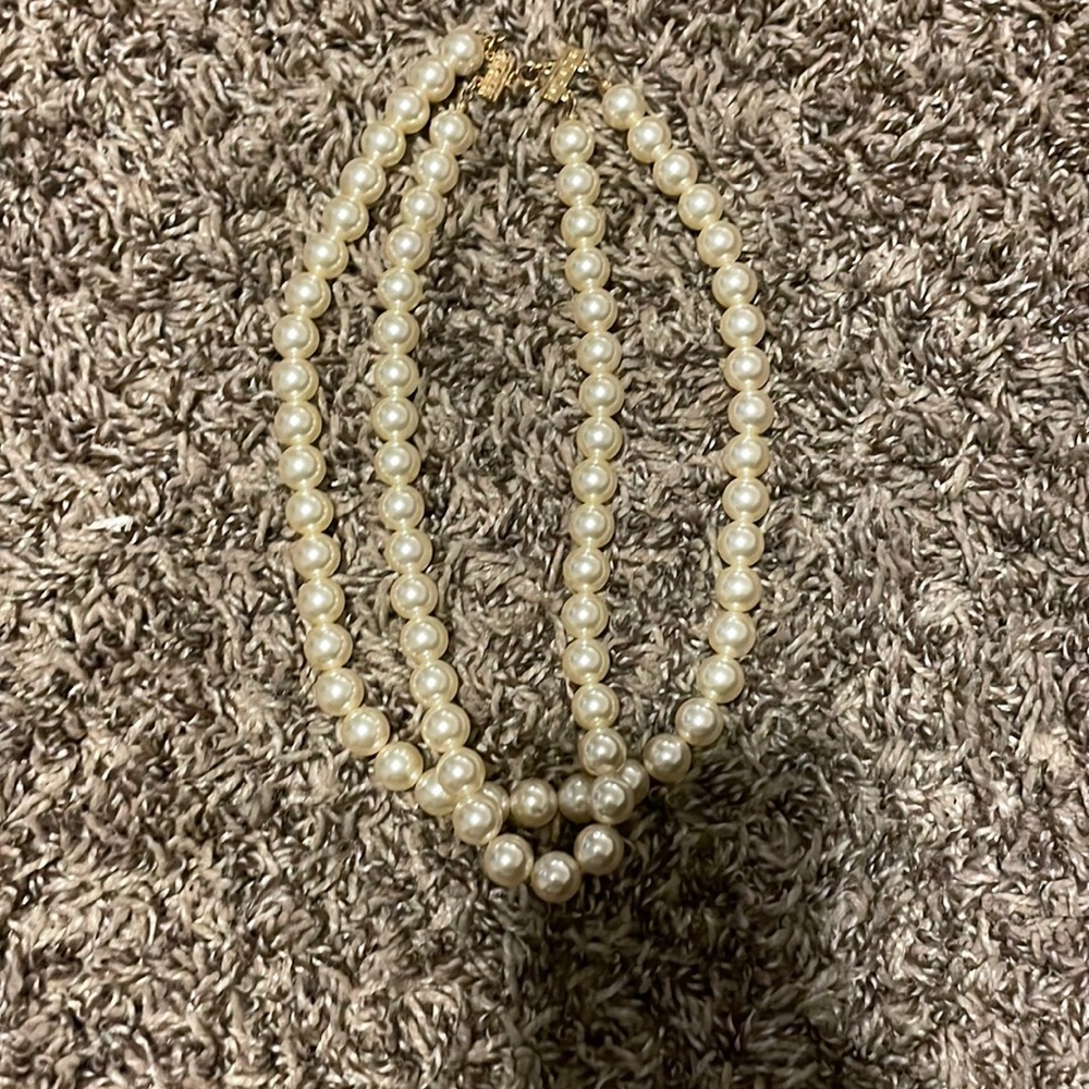 A cream Pearl necklace